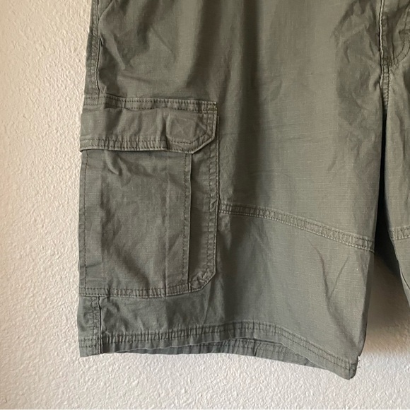 Wrangler Relaxed Fit Cargo Shorts Men’s 42 Green Utility Hiking Outdoor Tech - Picture 4 of 14